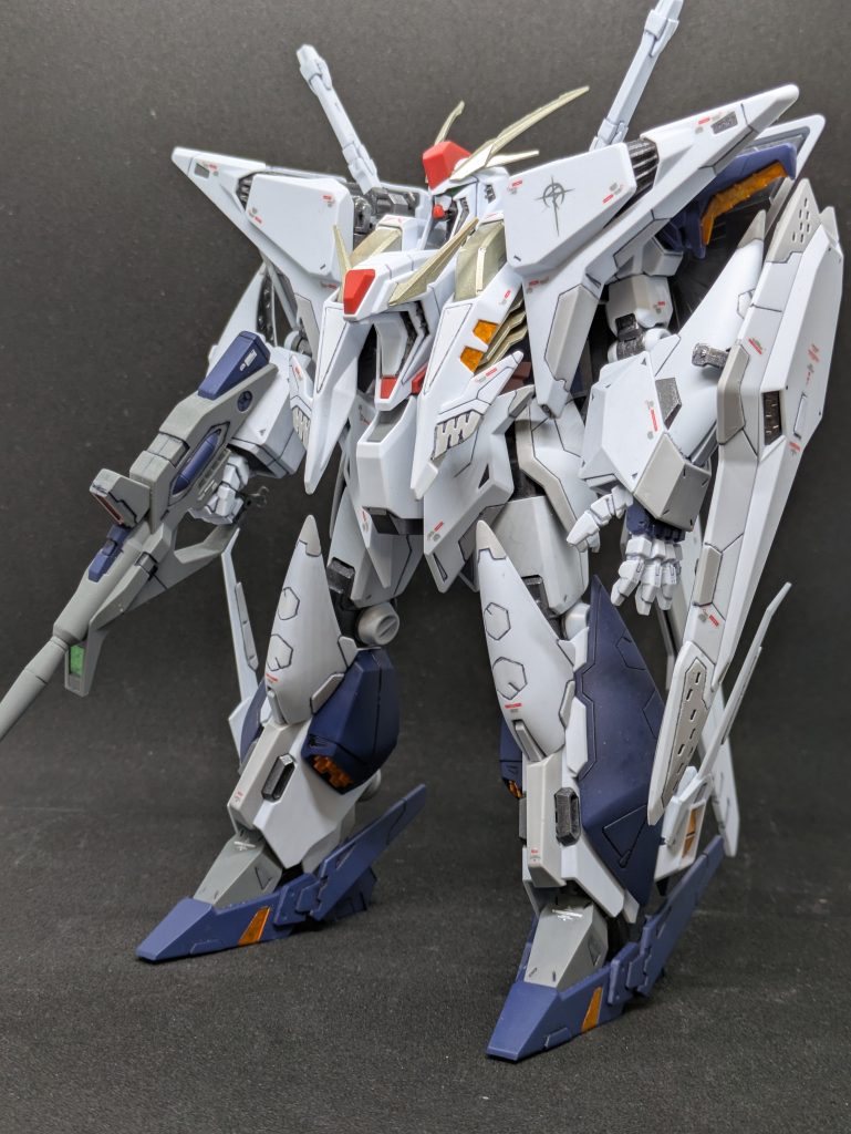 全身。大きい機体なのでMサイズの撮影ブースだとギリギリです。光の加減で、写真だと青部分が結構鮮やかな青に見えますが、実際は紺色っぽい暗めの青です。シールドは頑張って塗り分けました。パーツが結構分かれているので、わりときれいに塗り分けできたと思います。