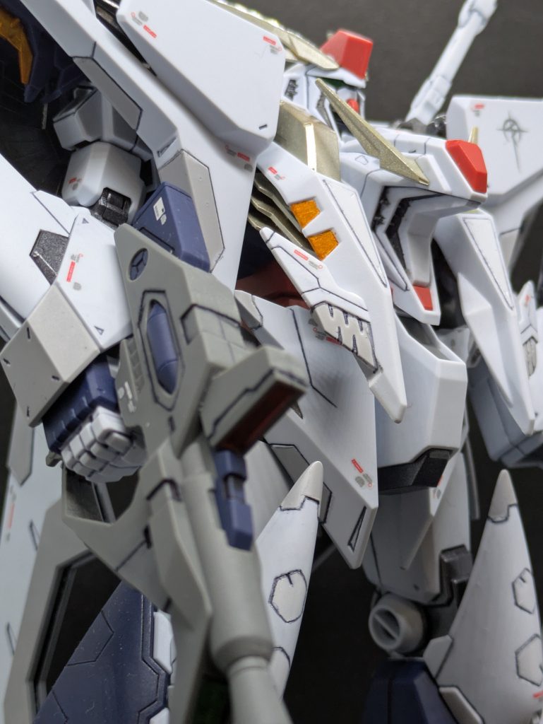 見上げるような感じで。ビームライフルは合わせ目消しをしたのですが、一部失敗して消えてない部分があります。ここは正直心残りになった部分です。