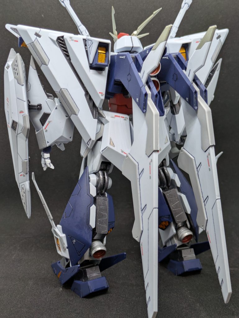 背面。スラスターノズルはアルミシルバーで塗った後、内部をメタリックレッドで塗装しました。スタビライザーは白い部分だけ合わせ目消しをしています。