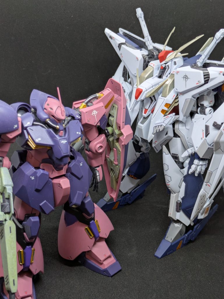 前回組んだメッサーと。マフティー陣営の2機をやっと並べることができました。全高26mの設定なので、大きいメッサーよりもさらに一回り大きいです。ご覧いただきありがとうございます。