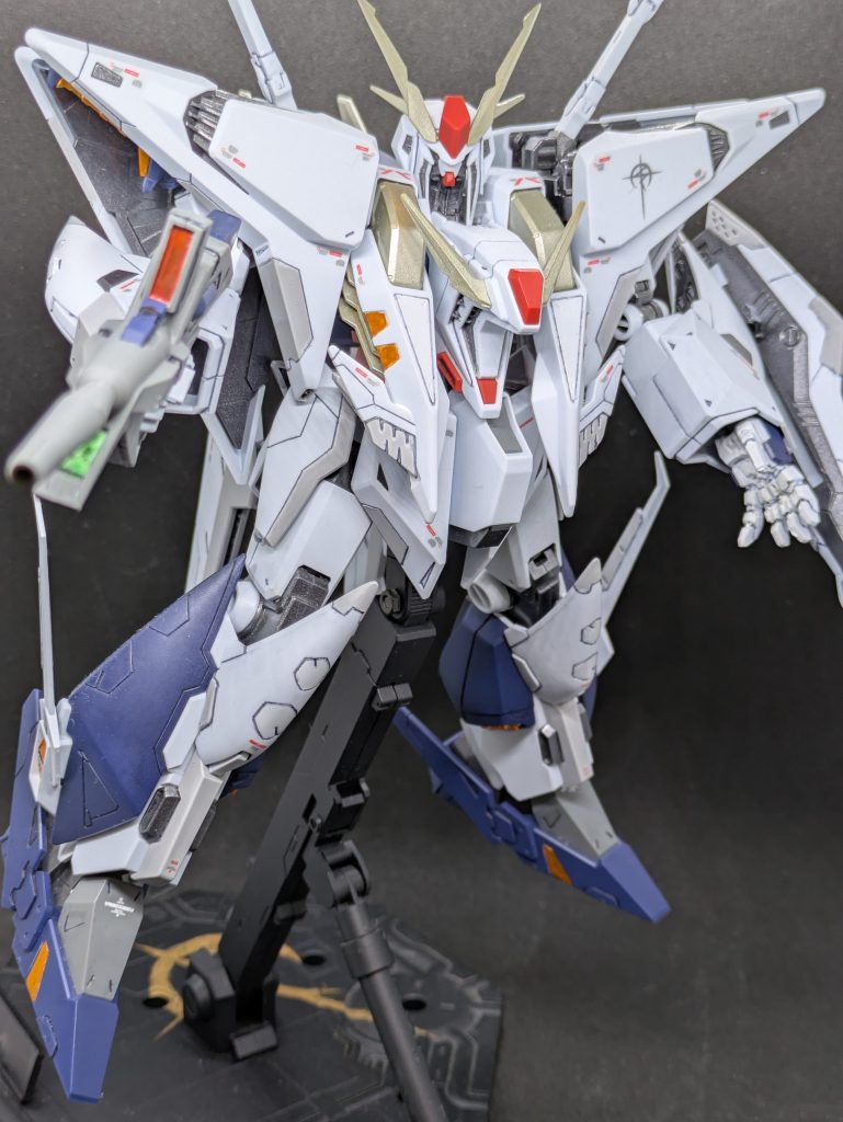 ビームライフルを構えた状態。センサー部分はメタリックレッドとメタリックイエローグリーンで塗装しました。ここのメタリックレッドがきれいに色が乗らず、何回か重ね塗りしています。