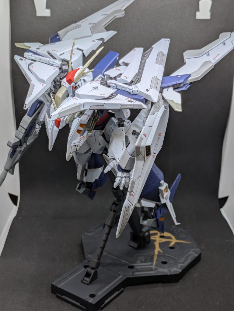 フライトフォーム。この状態だと前後幅が長くなるため、撮影ブースに収まっていません。フライトフォーム用のジョイントパーツに肉抜き穴があるので頑張って埋めたのですが、結局見えないですね⋯。