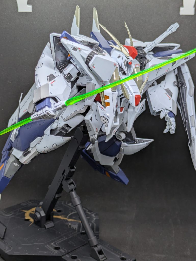 ビームサーベル。νガンダムみたいに両方から刃が出るタイプです。長くて見栄えは良いのですが、本体があちこち尖っているため、サーベルを構えようとするとあちこち干渉してポーズがつけ辛いです。