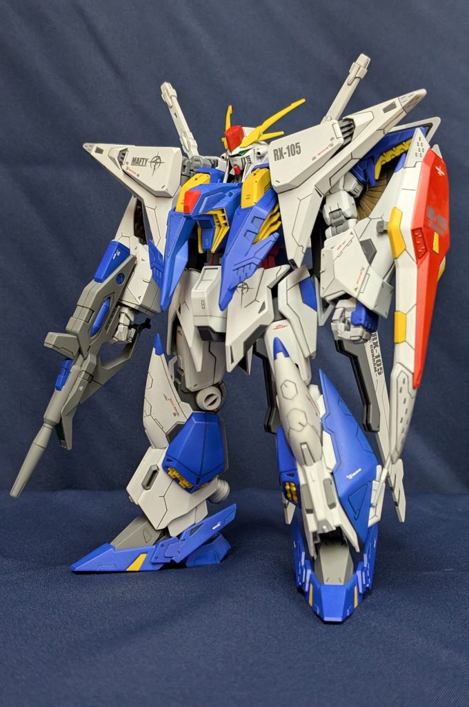 まずは素立ちプロポーションは、顔の変更とバルカンの追加、お腹・太腿を1.5cmずつ延長、サイドアーマーの位置変更をしてます。削った点は、胸のアンテナみたいなやつを無くして、くるぶしあたりの羽(？)を少し短くしました。フェイス部分は、ジムタービュレンスであまってたストームブリンガーのを使ってます。額の赤いパーツは後ろ側だけちょん切って幅だけ5mmほど厚みを出しただけで、ほぼそのまんまです。本当はもっと平べったい形なんですけどね…💦トサカ後ろ側はパテで成形しましたが、元々パテ成形が苦手なのでよく見ると形はいびつです…。よって、顔だけは合いの子みたいになってますwあとはカラーをGジェネのクスィーに似せたカラーにしてフィニッシュ！といった感じです😊