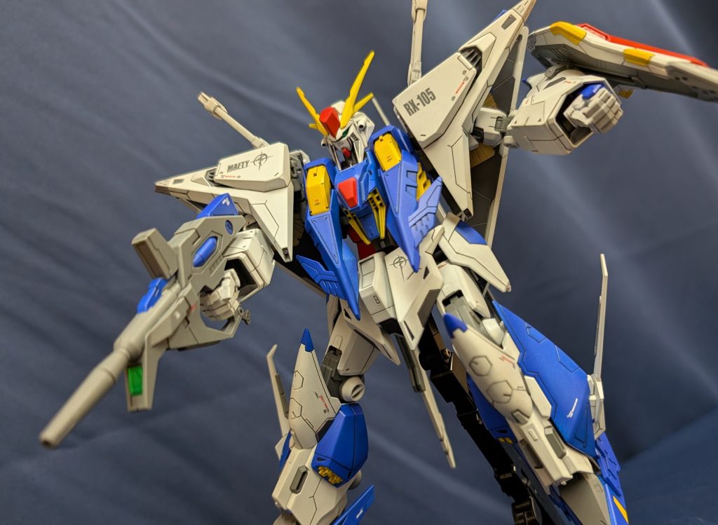 ビームライフルをぶっ放すクスィーガンダム！フライトユニットがなかなかに邪魔で、思うようにポーズを付けられない…！😂でもこの従来のガンダムとは違った異形さがいいんですよねぇ〜！ただ、デカくていつものブースだと入り切らない気がしたので、今回は久しぶりに暗幕を使いました😁