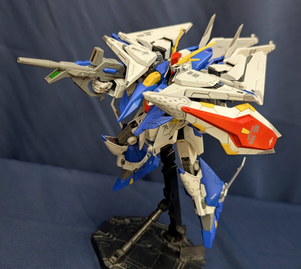 フライトモードで追撃！後ろのスタビライザーはあえて、閉じた状態でwそういえば、映画版のクスィーガンダムは、映画オリジナルのデザインかと思ったら、小説版のリファインみたいですね。あえてガンダムっぽさを無くすデザインにしてあるとかないとか…🤔キルケーの魔女でまさかガンダムフェイスがお披露目されるとは思わなかったです…。顔の造形が出来上がってから、キルケーの魔女版クスィーにガンダム顔付いてくるの知って、僕は静かに泣きましたよ…