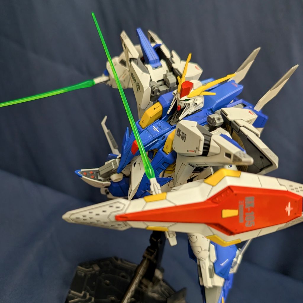 ビームサーベル抜刀！確かGジェネ版では両刃では無かったと思ったので、普通な感じで😅振り被ったポージングもさせたんですが、まぁ擦れるw撮影終わったら、ところどころ剥げてました(爆)