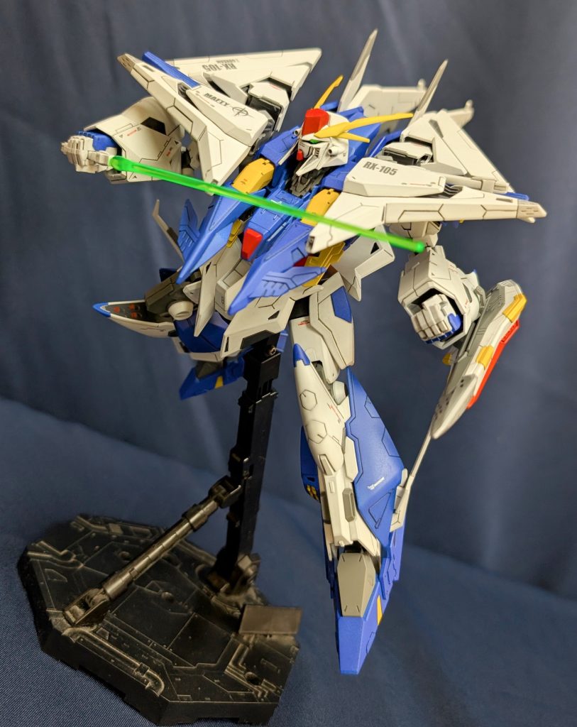 GジェネFあたりのビームサーベル！(…のつもり！)「マフティーが粛清する！！」当時のハサウェイは結講オラオラしてた気がしますwフライトユニットが「バコッ！」て変形して、エッジ部分に摩擦のような光を宿しながら突撃してくのが、最高にカッコよかったです！😁ちなみに、友人に見せたところ「スタンドまで塗装してるんだなぁ」と言われましたが、これはただのリアルな「汚れ」です…ホコリも時間がたてば、味が出るもんですなぁw