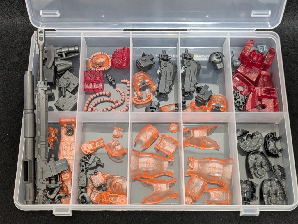 本来はラメ入りのクリアパーツだらけです。今回は本体クリアパーツ以外を塗装して、プチディテールアップをしました。