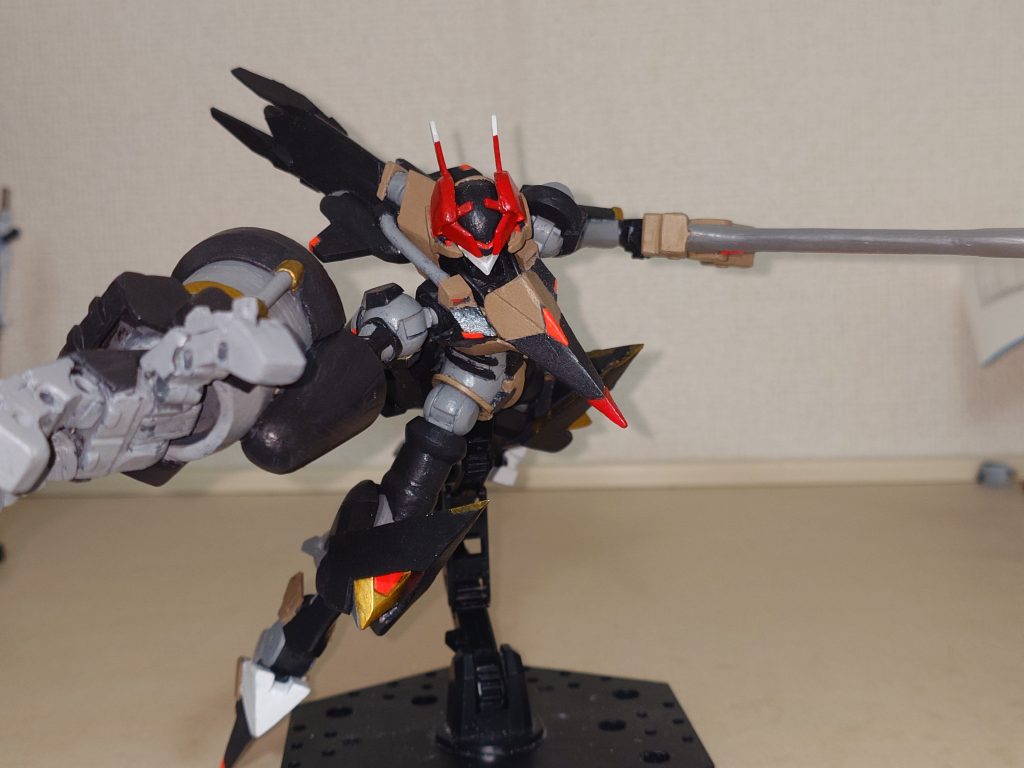 ポーズ。水星の魔女のガンプラが素体だからか、可動範囲自体は良好ただ右腕が重すぎて、スタンドが支えきれなかった