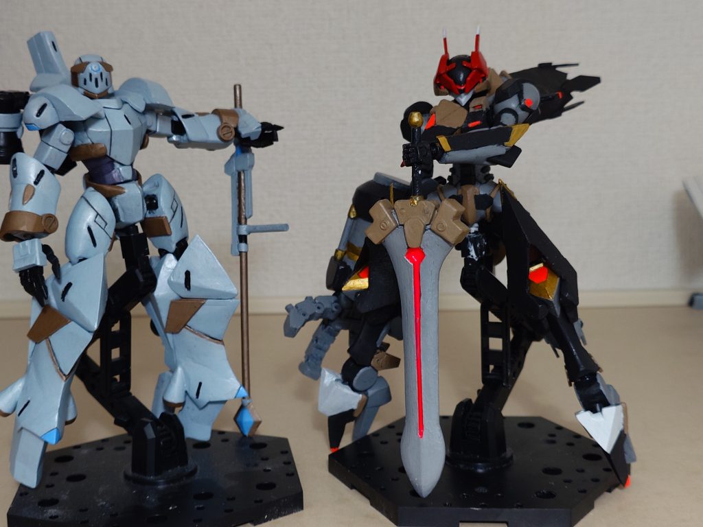 以前作った同シリーズのナイトとパシャリ。自分の書いた作品のロボが曲がりなりにも形にできて、感慨深い。