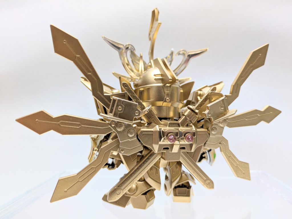 金メッキ装飾のない背面から見るとホントにゴールド一色。今後のハイパーモード機体制作のためにも数種類のゴールド塗料を試しましたが、タミヤのゴールドが最も色乗りが良く発色も素晴らしかった。メッキ塗装はまだまだハードルが高いので現段階これが精一杯、お得意のほぼ全塗装です。