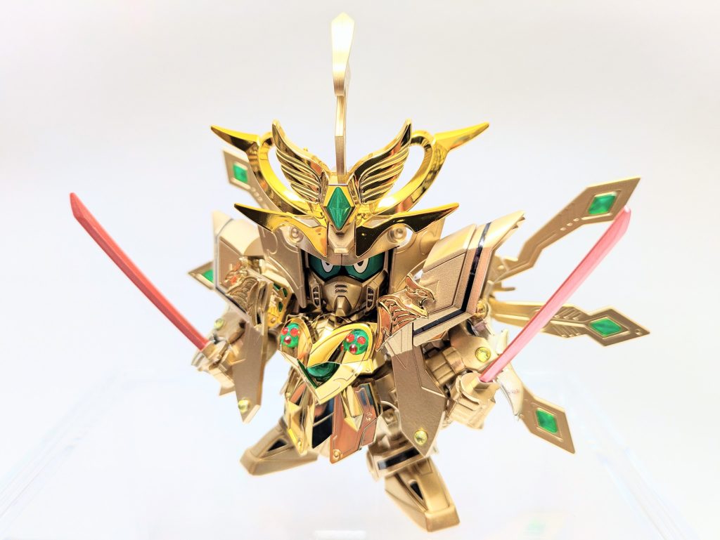 肩鎧を元の號斗丸のものに戻しましたが、展開ギミックは殺したまま。さらに爪（爆熱甲）を大型化。余っていた『羽荒斗頑駄無』の金メッキパーツがここで活きました。これを作るために前作では敢えて省いた『最終決戦ver.』の天の神具をはじめ各所に散りばめた金メッキ装飾がゴールドに映えます。刀身はメタルレッドに塗装。