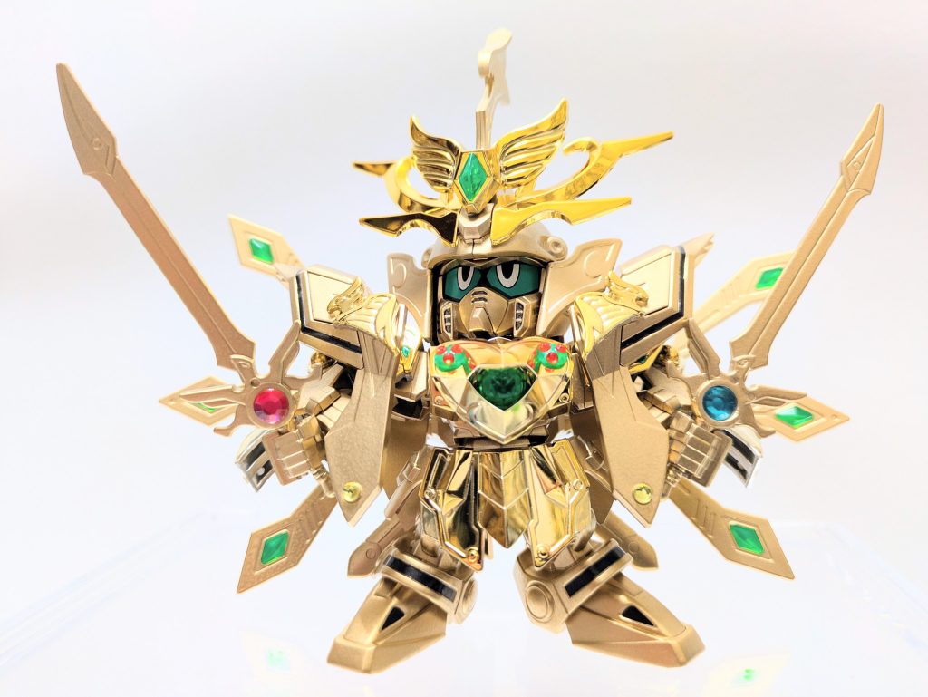 爆烈刀と熱破刀が光の力を受けてパワーアップ。『羽荒斗頑駄無』に付属する旧キットの石破天驚剣をアレンジ。炎と水の力をイメージしてラインストーンを貼りました。胸の宝玉の中にはキング・オブ・ハートの紋章が浮かび上がります。