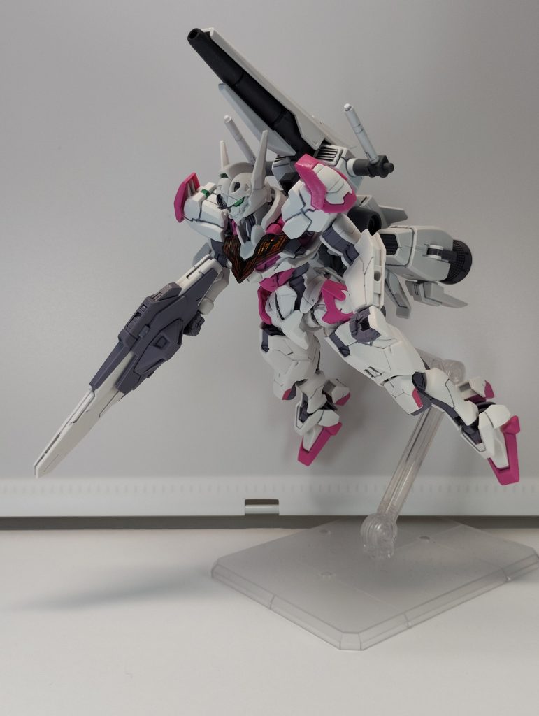 火力と機動力がアップ、白兵戦も想定してビームサーベルも装備しています。