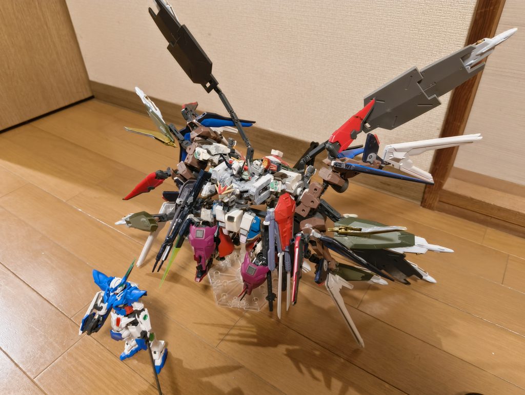 ストライクフリーダムをベースにしてるのでもちろんハイマットモードも可能です。腰についてる盾と太もも、肩の盾はすべてフレキシブルに動くのでそれを広げて翼のようにしています、4対だしドラグーンもちゃんとあるしストライクフリーダムだってわかりやすいですね