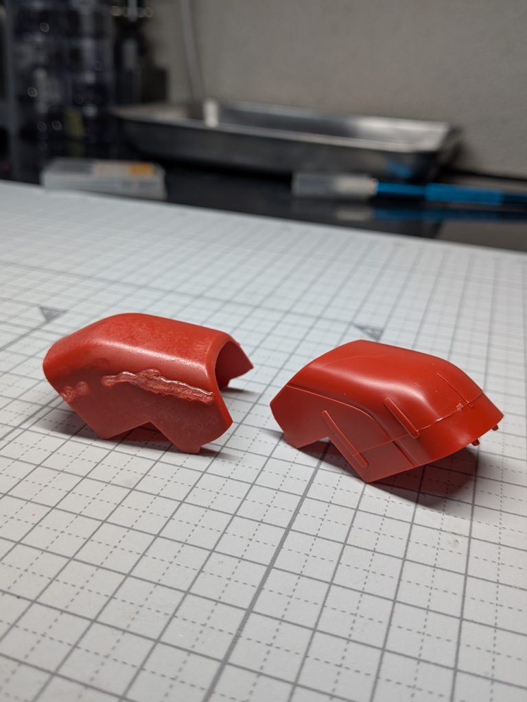 肩のパーツは金型のせいなのか、モールド部分がぼやけていたので全部削ってしまいました