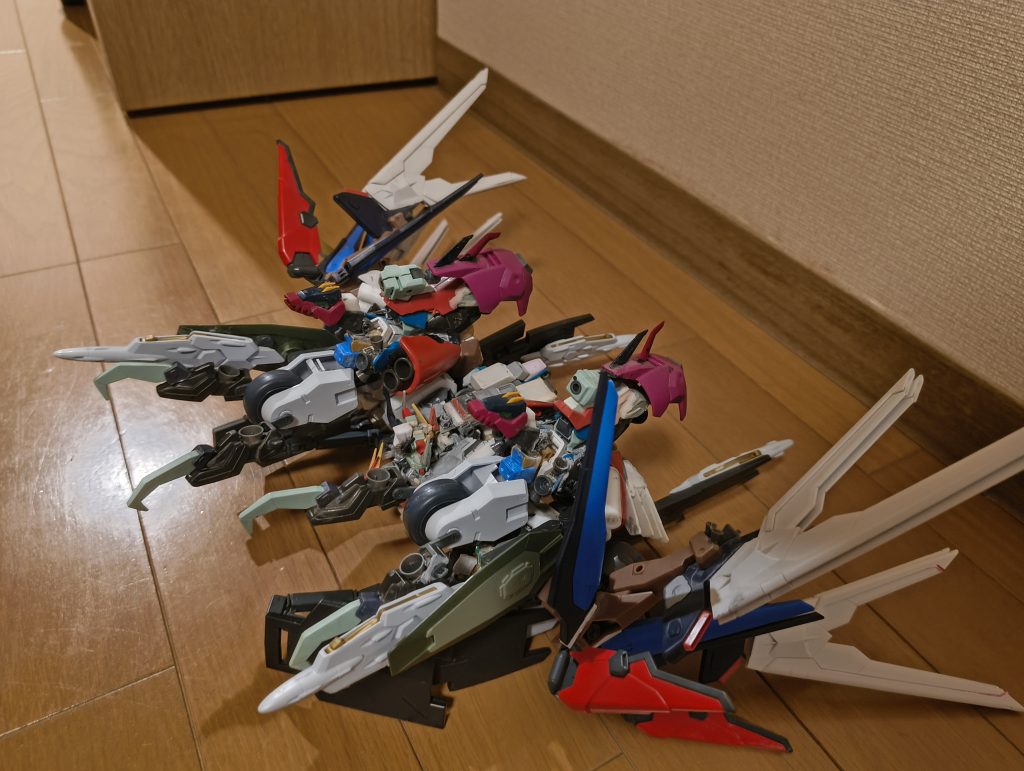 あとは変形も出来ます、変形自体は足先などに使ってるエピオンの変形にAGE−2の胸跳ね上げを足したようなシンプルなものですけど、そもそも派手に変形するのが無理です、あと2時間かけて変形させました