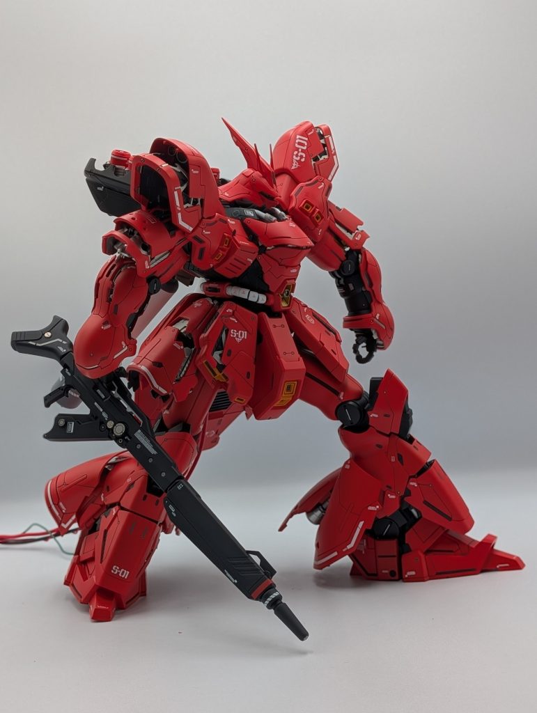 RGサザビーで、3色のレッドに塗り分けたことがあるのですが、なぜかマダラに見えてしまったので、今回はローズブライトレッド1色で塗装しました😊格好良く3色に塗り分けしている方の作例を観ると、本当に尊敬します🙇