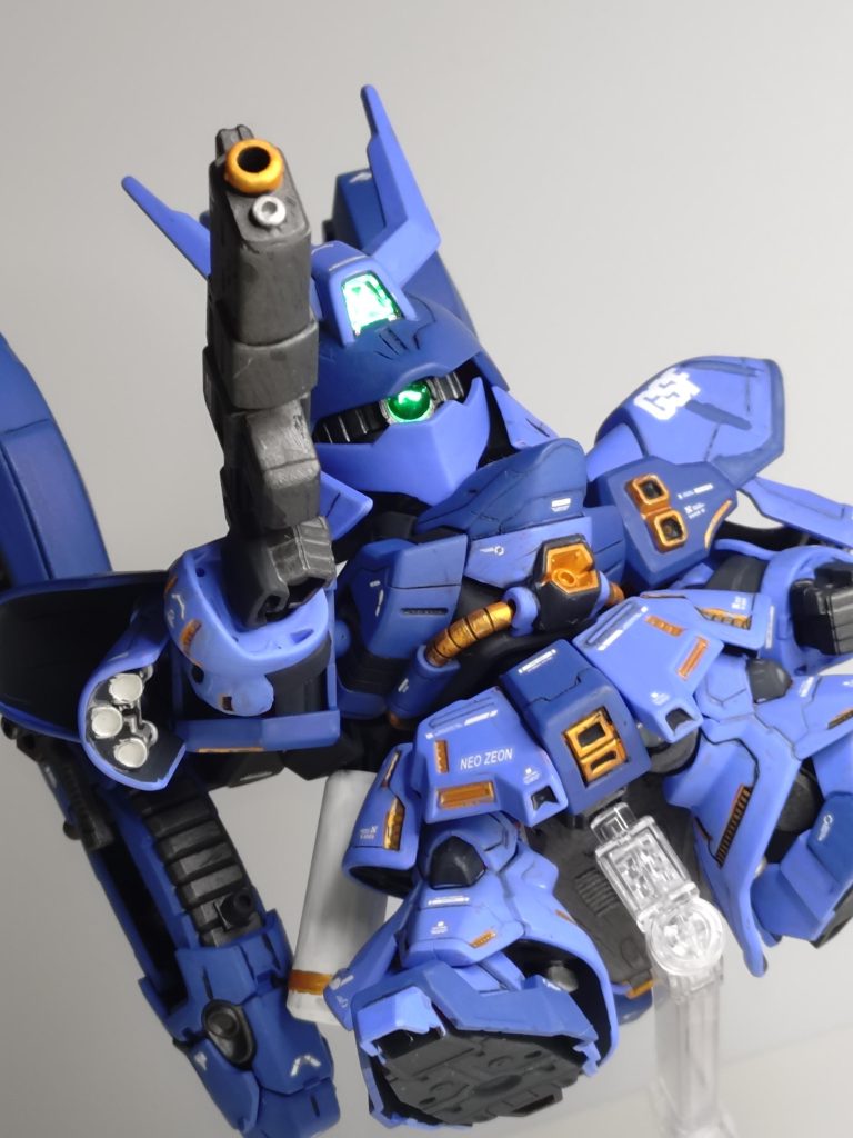 ビームショットライフルミッドナイトブルーで全体塗装。ポイントのレッドはガンメタに変更してるので落ち着いた感じになってます。最近気に入っている銃口ゴールドです。