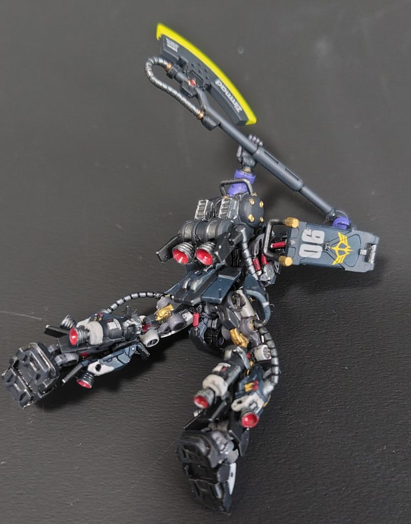 後ろ姿も良き。バーニアのカラーははじめ赤だったんですが、アニメをチェックしてブルーに変更しました。