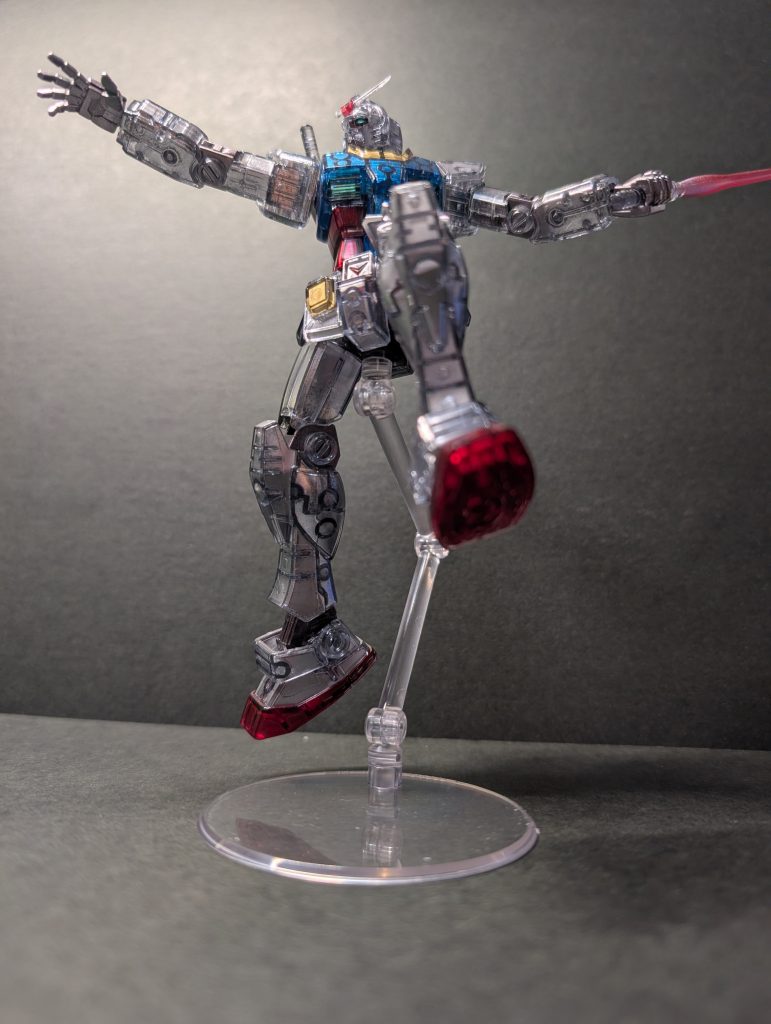 クリア成型のガンプラは基本買いません。だからと言って記念品を積みプラしてるのもどうかと思い制作することにしました。