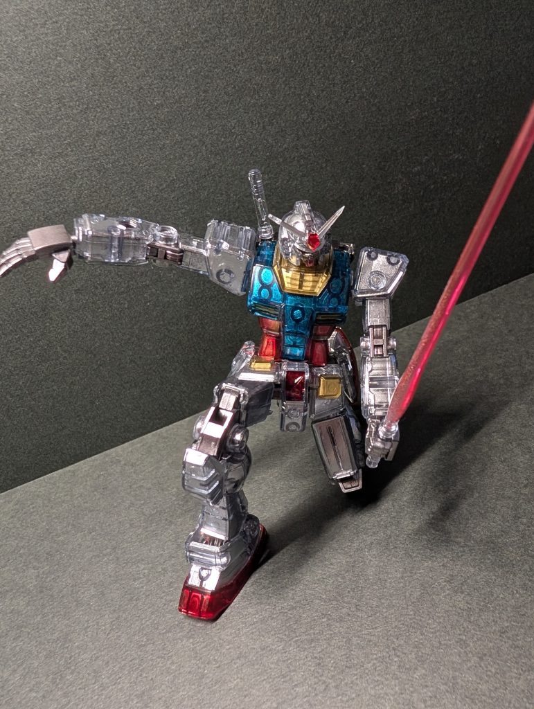 以前、同じようなクリア成型のビルドストライクを作ったときはパーツ表面にクリアカラーのスプレーで塗装したので、今回は裏から塗ったらどうなるのか試してみることに…