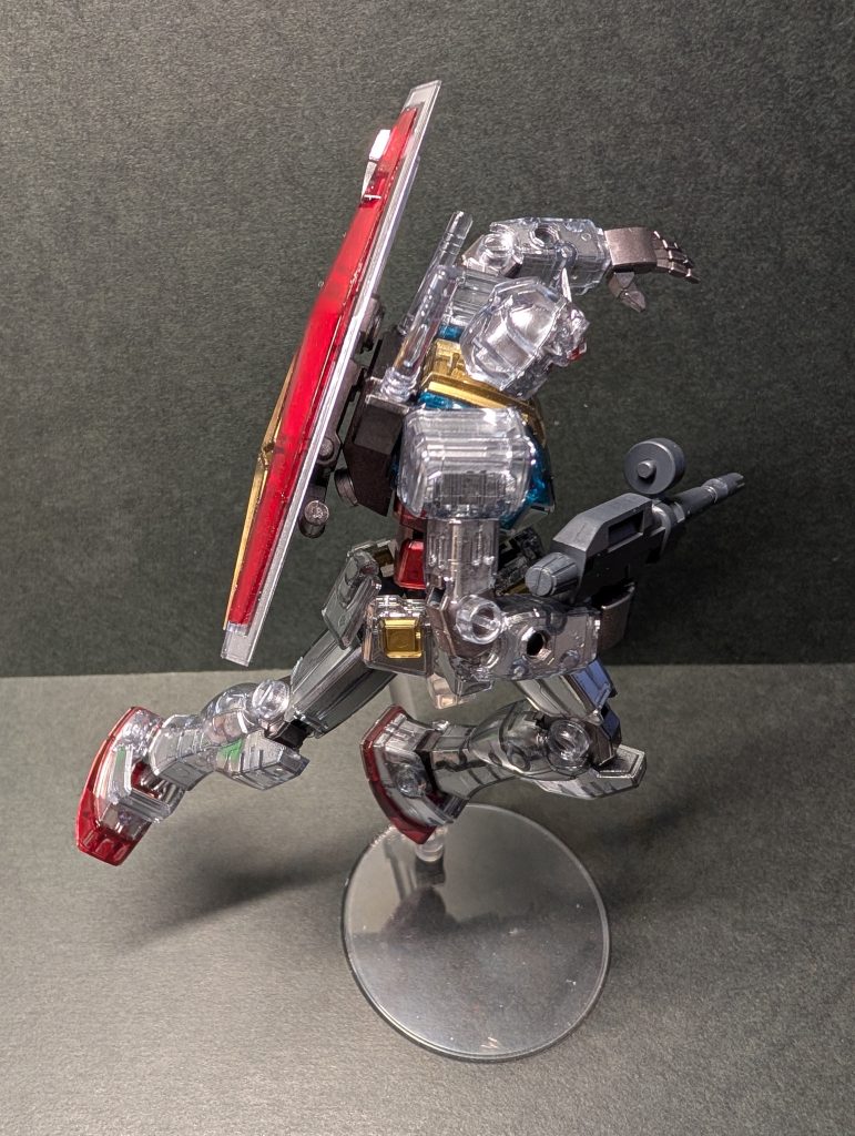 裏から全塗装と言っても武器や関節などは当然表からです。裏に塗ったところで意味が無いので。例外としてツインアイの蛍光グリーンだけは表からです。裏から黒を吹いてるので。それから、トップコートは吹いてません。