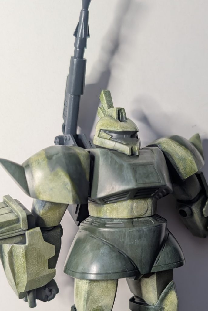 筆塗りで迷彩を塗り分けスポンジ塗装をしてしっかり発色させました。メインカラーが塗れたらタッチアップは筆塗り。