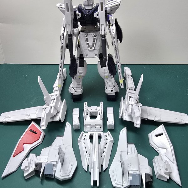 全体のプラ板工作箇所が、それなりに出来上がってきました！飛行ユニットだけでも結構なボリューム😅それと、ダブルシールドっぽくしたくて、右腕のディフェンスプレートを反転製作。これから軽くサフを吹いて、細部ディテールを詰めて行きます😆製作期間が結構掛かってますが🤣ゴールがチラホラ見えてきたので頑張ります。（2枚目）