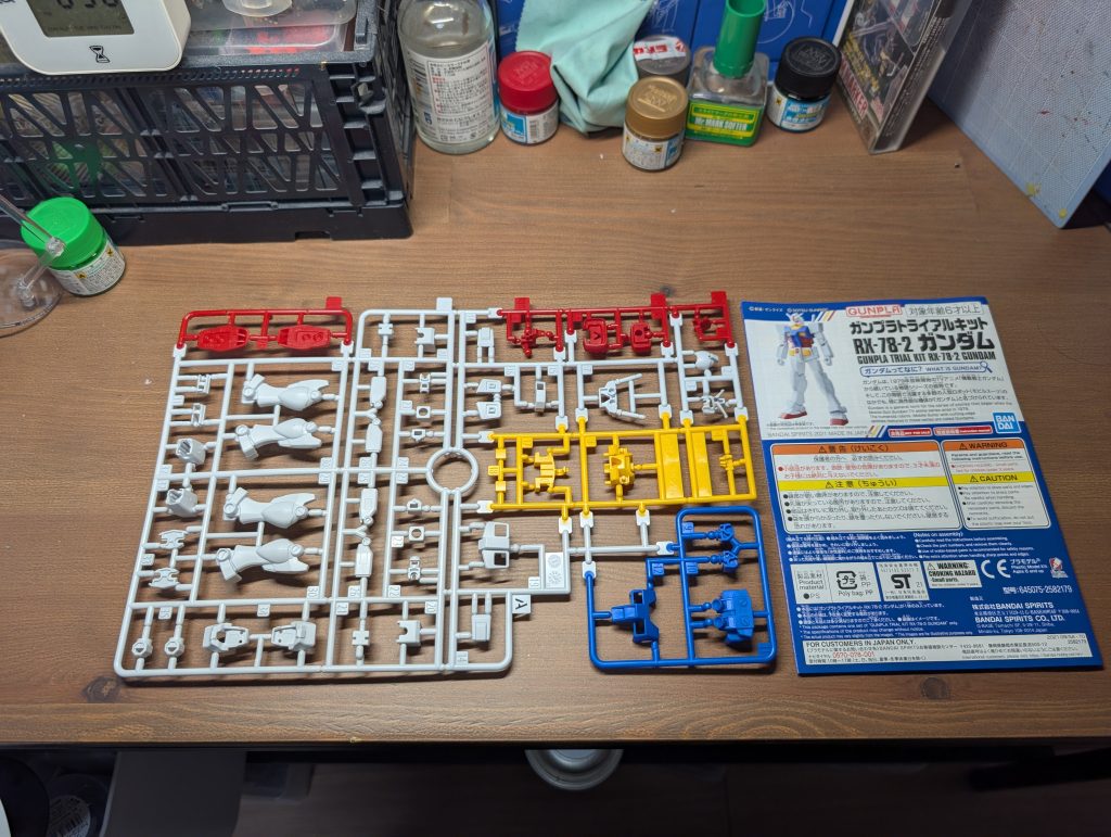 制作前のランナー状態です。このトライアルキットはニッパーなしでパーツを取り出せることができてるので、ゲート跡もかなり目立たないほどになってます。