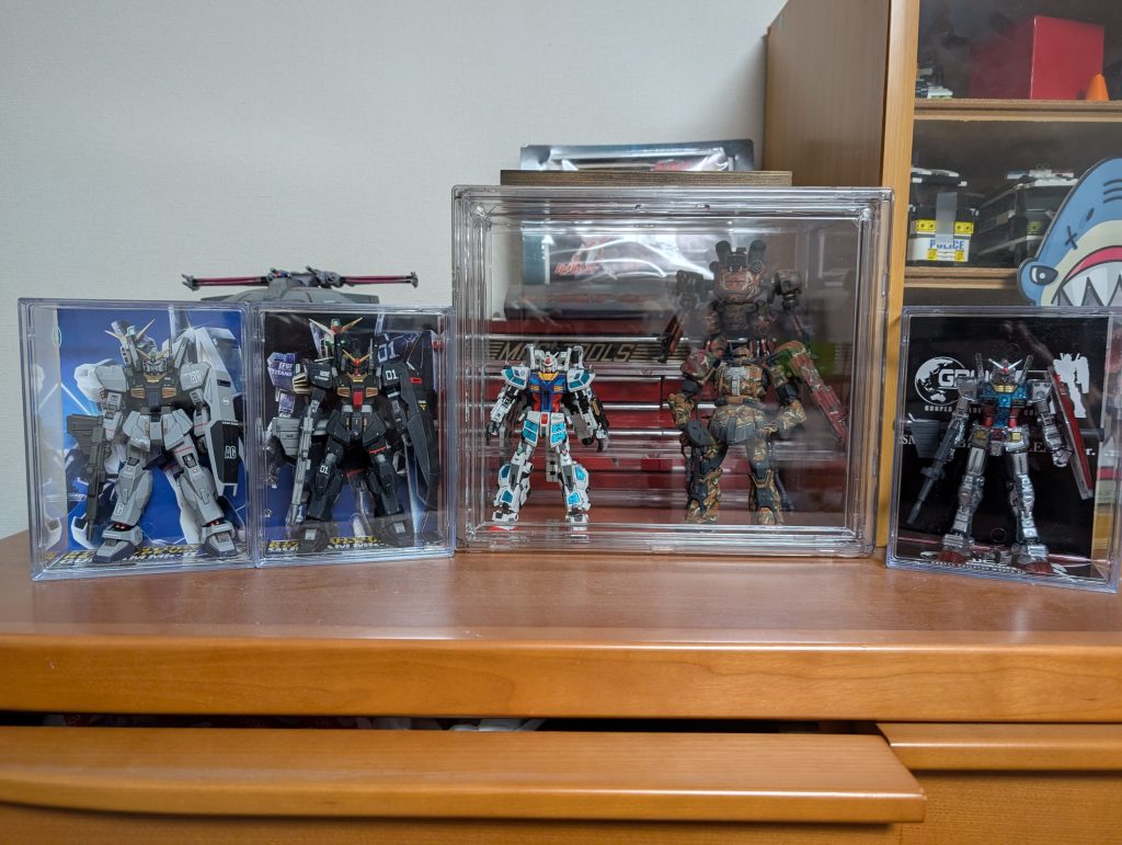 作品名：100均探訪<p>最近100均利用率が高くなっています。会社帰りにフラフラ、休みの日にフラフラ。主に買うのはプラモ関係で何か使えそうなもの。今日もディスプレイベース買いに行ったら大きめディスプレイケースを発見😳これで万博ガンダムが埃かぶら [&hellip;]</p>
