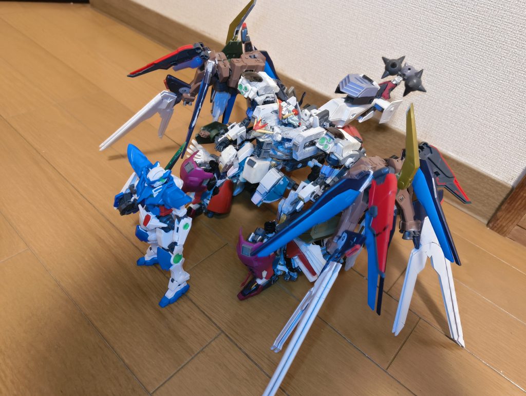 最後にバックパックの一部をつけた状態で日頃サイズ比較によく使ってるアメイジングエクシアと並べて一枚。でかいですね。それ以外感想ないです