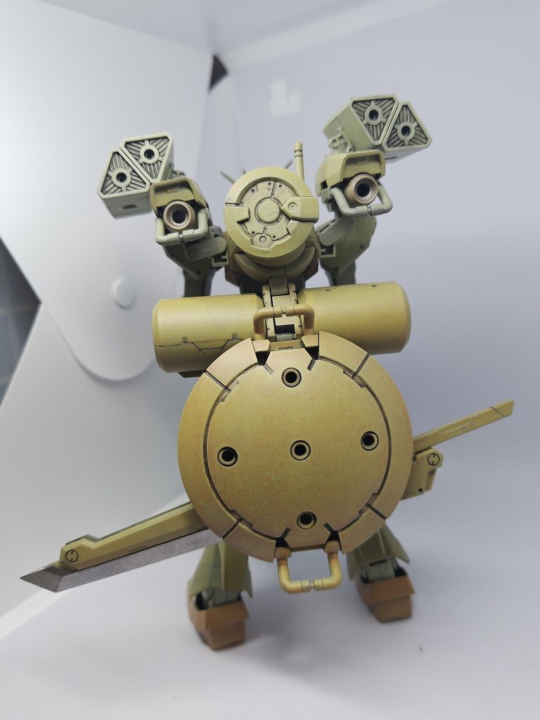 バックから。シールドとか下の色を生かすために、通常の倍で希釈し重ねすぎても見えなくなる為、一度塗りのみ。（この加減が難しすぎるシールドはぱっと見サンドカラーのみですが、よく見るば迷彩に見えれてくれれば（願望&nbsp;