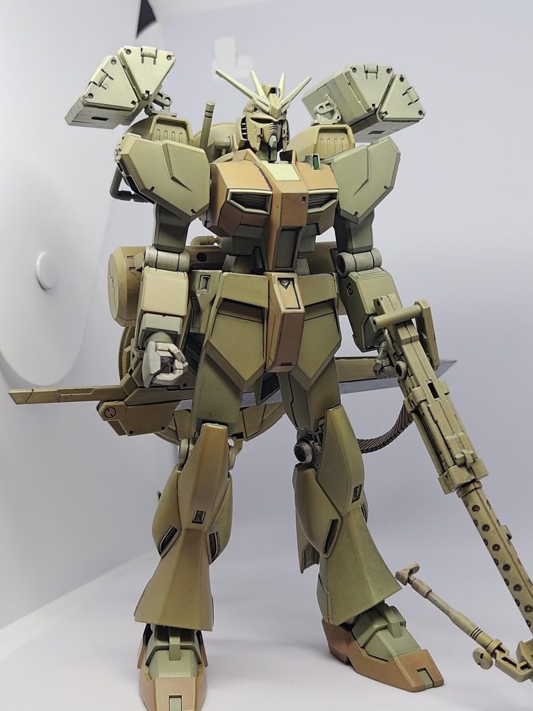 全体的にちょっと緑味が強くなってしまいました色反射の比率が高いのか、色味が違うように。。。都市近郊の警備部隊所属を想定し、武装は実弾多めに装備。msgのサムライソードマスター、マルチミサイル。30mmのカスタマイズウェポンをポン付けしてます。