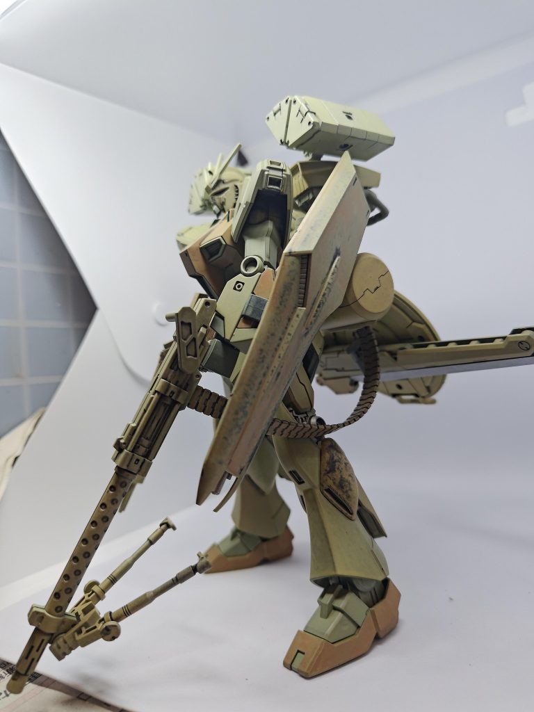 正規のシールドは実験に使いました希釈率の高い塗料で厚塗りしたら、ダメージ塗装にならのかと言う観点から。予想通りでしたが。上手くいったので何よりふくらはぎのパーツは塗装が乾く前に落としてこのザマです。（特殊なやり方の為、やり直しできない