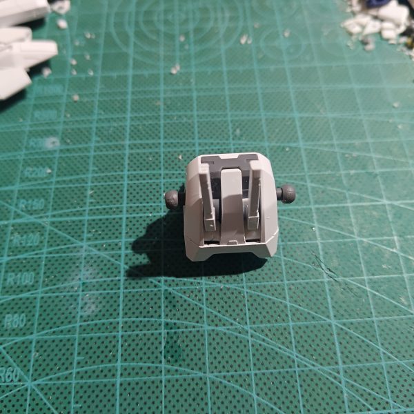 劇中でビームサーベルの格納ギミックを再現。（GANSTA内で誰かやってた筈(zaku-kao4)エスカッシャンのネオジム磁石化を進行中。配置プランが浮かんでは検証、再検討。三連休中に塗装しなきゃ（2枚目）