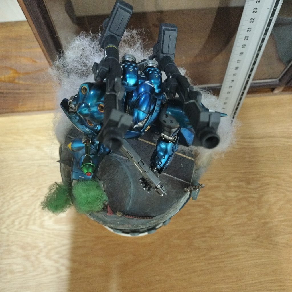 背中のスイッチでモノアイ光ります