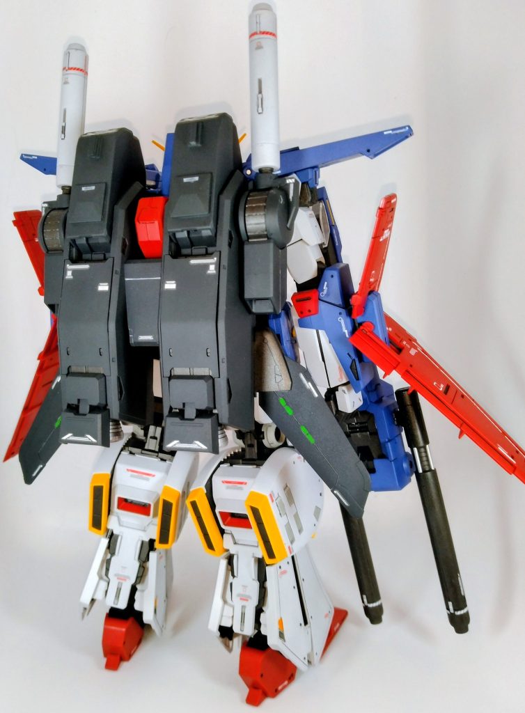 背面。水性ホビーカラーでもう少し紫寄りの青（Nascaのコバルトブルーバイオレットみたいな）を作りたいのですが、塗った直後と乾燥後で色味が変わることもあり、100％満足には至らず、難しいです。