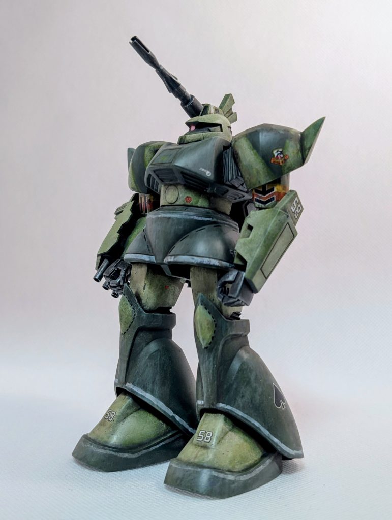 固定ポーズです。でも腕はブラブラです。ハンドパーツはHGの旧ザクのものを使ってます。