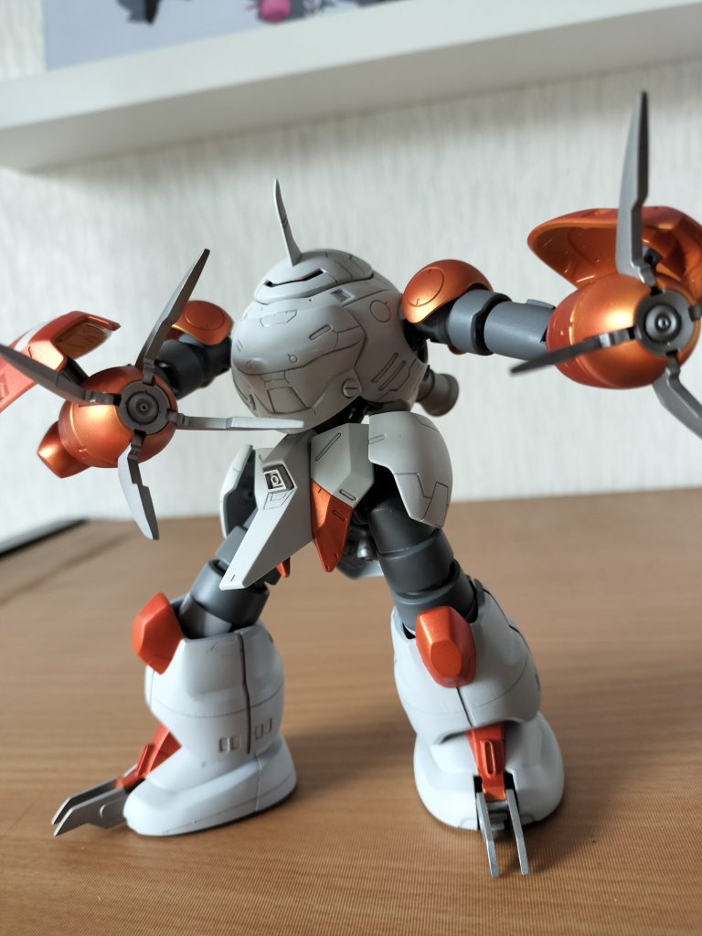 短い腕も伸ばしました。