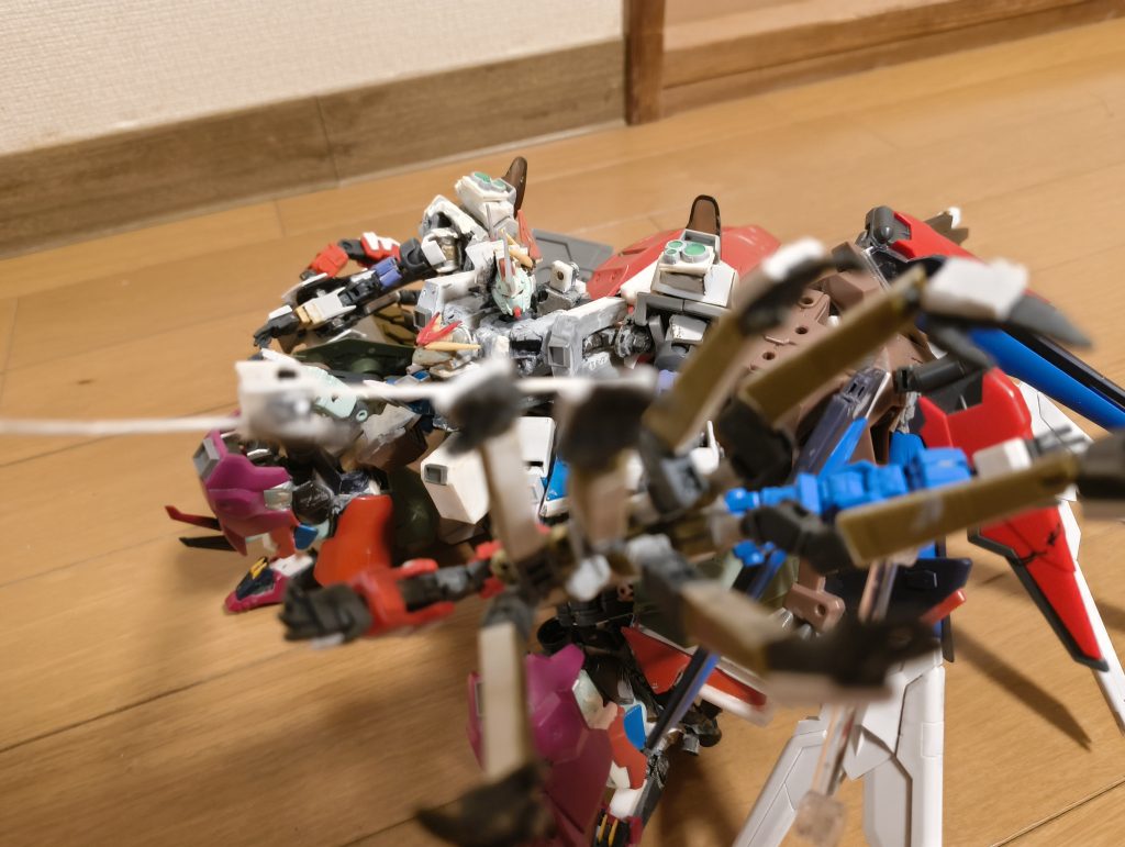 初めてプラウドディフェンダー見たとき手みたいな形をしているなと思って手にしてさらに手をつけました、それだけじゃ薄っぺらかったので二倍にして腕?指?も10本にしました、両手もあるのでハンドパーツの指これだけで100本ありますね