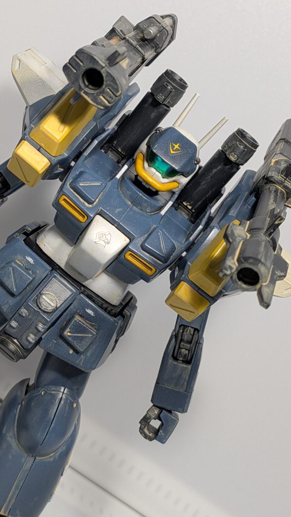 カメラ部分にはシルバーを塗り、ラピーテープを貼りました。その上からUVレジンで固めてキラキラにしています。