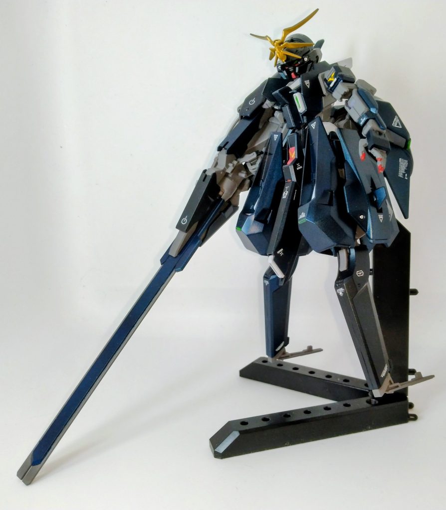 指は設定通りマニキュア塗ってます。様々なオプション対応の為とはいえ、非常にユニークで美しい造形です。ガンプラなのですが、フィギュアやぬいぐるみのような萌えを感じます。本機のパイロットの選任といい、ジャミトフ閣下は萌えを大切にされていたのでしょう。