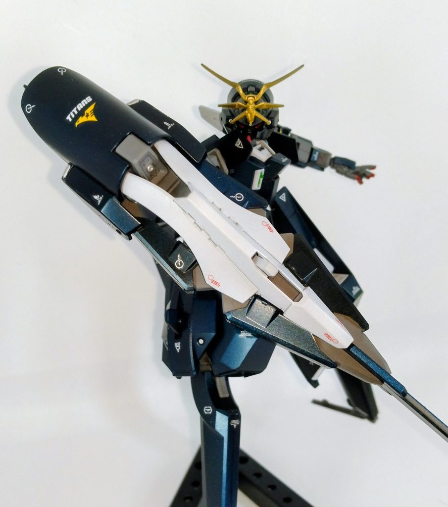 私は水性ホビーカラーを使っていまして、ブルー部分は赤鉄色→クリアーブルー→スモークグレー→つや消しトップコートの、マットキャンディ風で塗装しています。