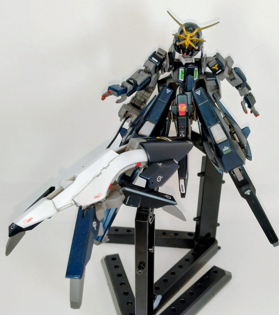 簡易台座が2つ付属するので、武装もディスプレイできます。