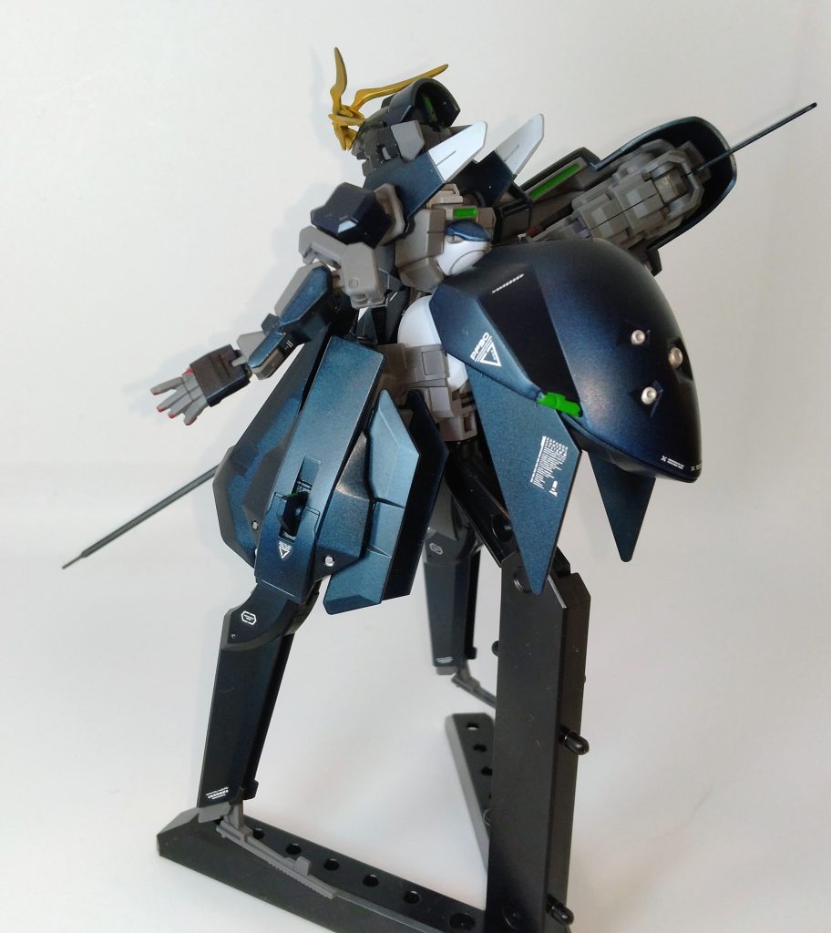 蜂のような、スカートのようなリアアーマーがとてもフェミニンです。