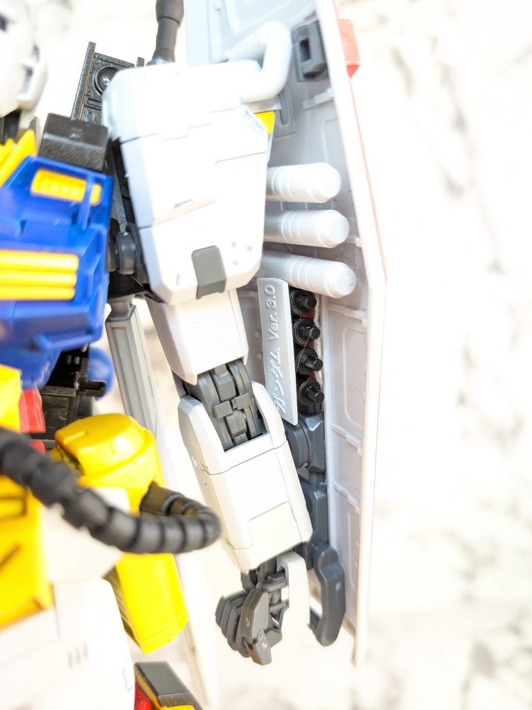 シールドの裏側もこだわりビームサーベル三本、グレネード弾?を4発プラ板の代わりにランナーで対応(遊び心)
