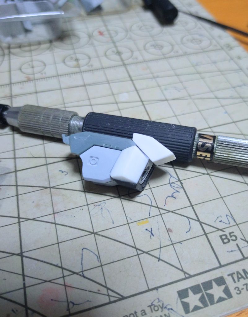 腕部分の改造。紋章削るだけでいいと思ったら、ユニコーン版と袖部分の形状が全く違ったのでプラ版工作。設定画と全然違うけどそれっぽい形になったので良し