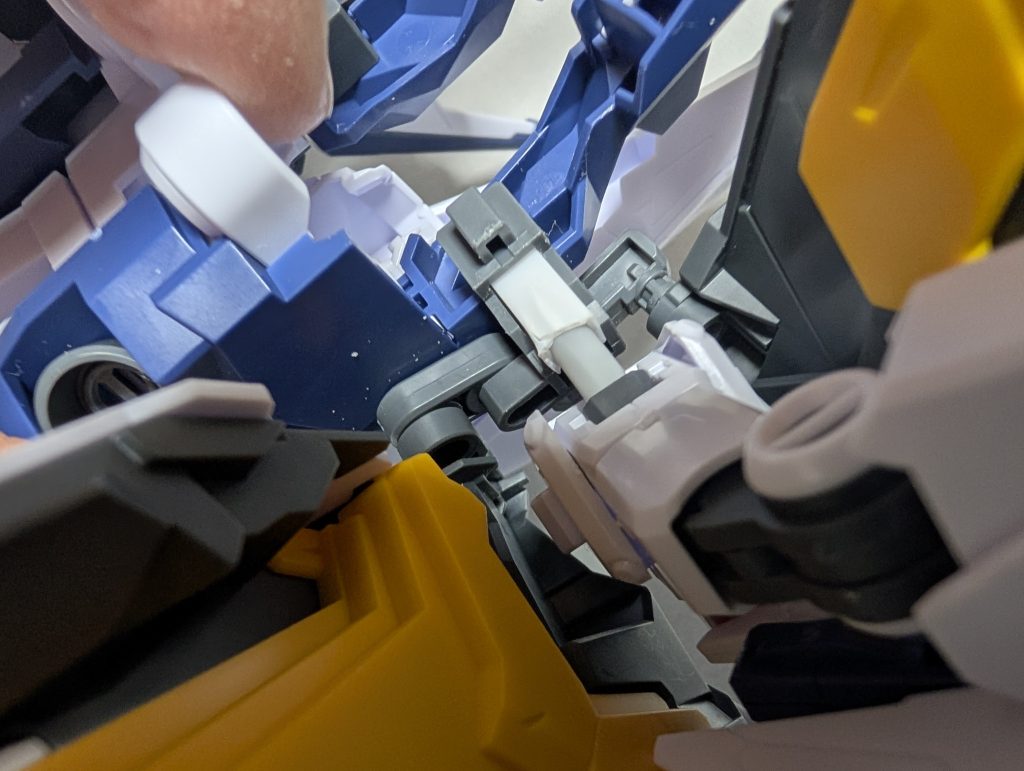 腕は、肩の部分に角プラパイプとプラパイプを組み合わせて接続させました。